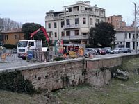 2015-03-demolizione_basamento_porta_Saracinesca_2_t
